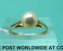 A 9ct gold ring set with a pearl (size L)