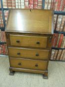 A small oak bureau (H84 x W59 x D43cm)