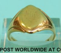 An 18ct gold signet ring (Size R, 7.
