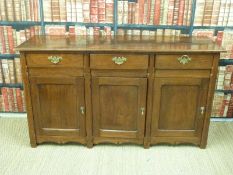 An oak sideboard with three drawers and three cupboards (H90xW160xD55cm)