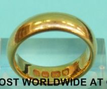 A 22ct gold wedding band (Size I, 8.