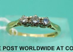 An 18ct gold ring set with three diamonds (size M)