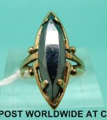 A yellow metal ring ring set with hematite (Size L)