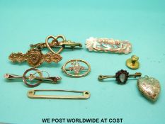 Five Victorian / Edwardian 9ct gold brooches (6.