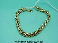 A 9ct gold bracelet made up of double links (23.