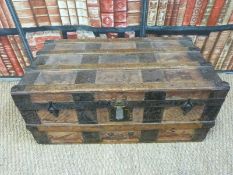 A vintage metal and ash bound trunk with lift out tray (H33xL76xW43cm)