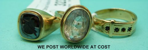 Three 9ct gold rings (15g)