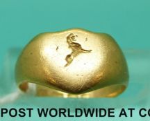 An 18ct gold signet ring (Size G, 3.