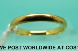 A 22ct gold wedding band (Size K,