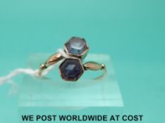 A 9ct gold ring set with two amethysts (size L)