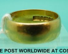 A 22ct gold wedding band (Size M, 6.