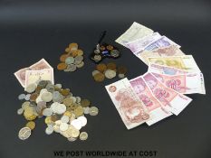 A small collection of largely overseas coinage including banknotes with a consecutive trio of