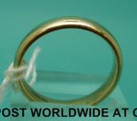 A 9ct gold wedding band (Size T, 4.