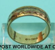 A 9ct gold wedding band with two tone decoration (Size N,