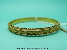 A Victorian gold bangle with applied filigree decoration (12.
