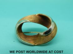 A yellow metal brooch marked 750 (8g)