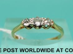 An 18ct gold ring set with three diamonds (size M)