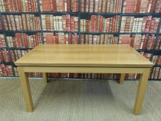 A contemporary light oak extending dining table (H78xL160xW88cm)