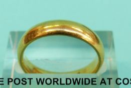 An 22ct gold wedding band (Size L, 6.