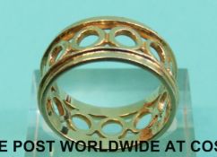 A 9ct gold ring with pierced circular design (Size O,