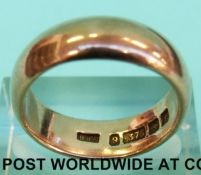 A 9ct gold wedding band (Size N, 6.