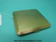 A hallmarked 9ct gold cigarette case with engine turned decoration (80g)