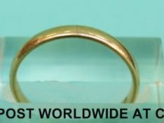 A 9ct gold wedding band (Size L, 1.