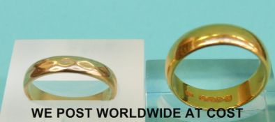 A 22ct gold wedding band (6.