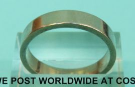 An 18ct white gold wedding band (Size R, 6.