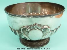 An Edward VII hallmarked silver rose bowl with wrythen decoration, London 1904, maker's mark rubbed,