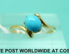 An 18ct gold ring set with a turquoise cabochon (size J/K)