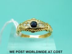 An 18ct gold ring set with a sapphire and four diamonds (size N)