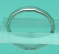 An Art Deco platinum wedding band (Size N, 3.