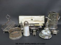 A quantity of silver plate to include a Walker & Hall wine bottle holder, fish servers,