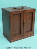 An oak coin collector's or specimen cabinet with 16 drawers and brass carry handle (W24xD17xH26cm)