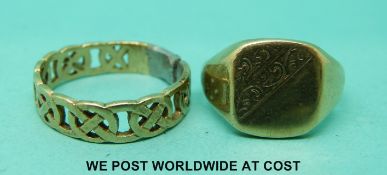 A 9ct gold signet ring and another 9ct gold ring (10.