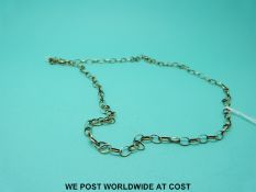 A 9ct gold chain made up of oval links (5.