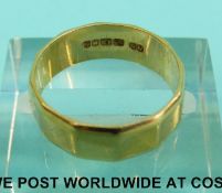 An 18ct gold faceted wedding band (Size L, 4.