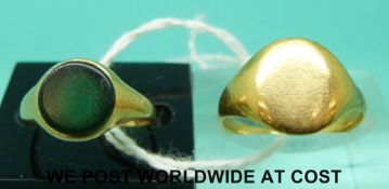 A yellow metal signet ring and an 18ct gold ring set with a green stone (8.