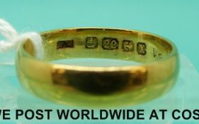 A 22ct gold wedding band (Size N, 4.