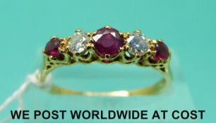 An 18ct gold ring set with alternating rubies and diamonds (size Q)