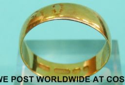 A 22ct gold wedding band (Size T, 4.