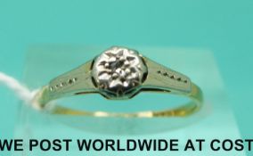 An 18ct gold ring set with a diamond in a platinum setting (size M)