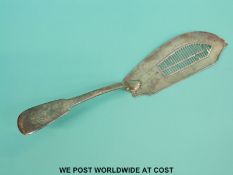 A Georgian hallmarked silver fish server, William Eley and William Fearn,
