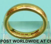 A 22ct gold wedding band (Size M,