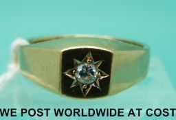 A 9ct gold ring set with a diamond in a star setting (size R)