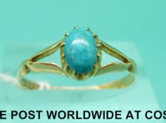 An 18ct gold ring set with a turquoise cabochon (size R)