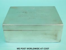 A hallmarked silver cigarette box, Ldn 1922 maker Haseler & Bill, with gilt wash to interior of lid,