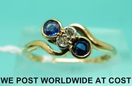 An 18ct gold ring set with two sapphires and two diamonds in a twist setting (size L)