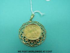 A 1913 gold full sovereign in 9ct gold mount (10.